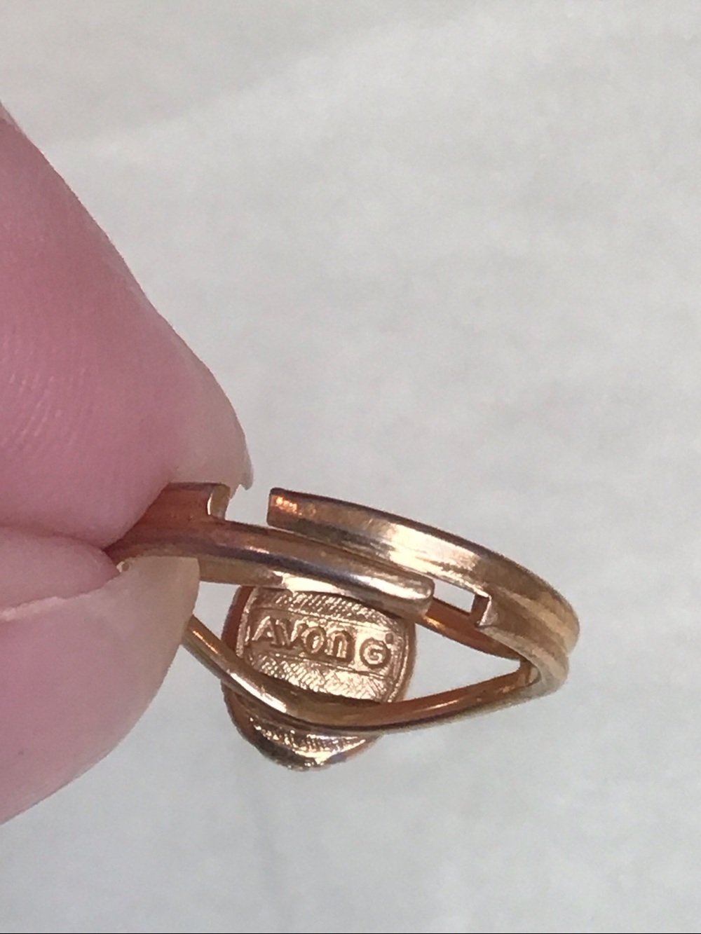Vintage Avon Victorian Cameo Silhouette Ring, Gold-toned Blue/White, adjustable - Picture 9 of 10